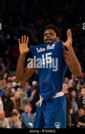 Überstunden. 08 Dez, 2018. Seton Hall Piraten vorwärts Taurean Thompson (15) am Ende der Überstunden feiert während der Citi Hoops Classic zwischen der Seton Hall Piraten und Kentucky Wildkatzen im Madison Square Garden, New York, New York. Die Seton Hall Piraten besiegen die Kentucky Wildkatzen 84-83 in den überstunden. Obligatorische Credit: Kostas Lymperopoulos/CSM/Alamy leben Nachrichten Stockfoto