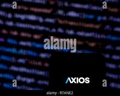 Kiew, Ukraine. 7 Dez, 2018. Axios Website Logo auf dem Smartphone angezeigt. Quelle: Igor Golovniov/SOPA Images/ZUMA Draht/Alamy leben Nachrichten Stockfoto
