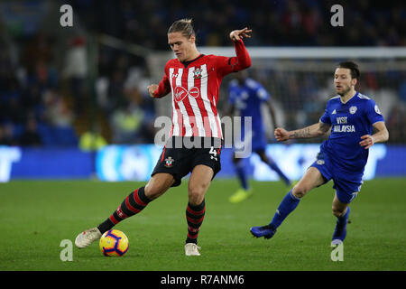 Cardiff, Großbritannien. 8. Dez 2018. Jannic Vestergaard von Southampton in Aktion. Premier League match, Cardiff City v Southampton an der Cardiff City Stadion am Samstag, den 8. Dezember 2018. Dieses Bild dürfen nur für redaktionelle Zwecke verwendet werden. Nur die redaktionelle Nutzung, eine Lizenz für die gewerbliche Nutzung erforderlich. Keine Verwendung in Wetten, Spiele oder einer einzelnen Verein/Liga/player Publikationen. pic von Andrew Obstgarten/Andrew Orchard sport Fotografie/Alamy leben Nachrichten Stockfoto