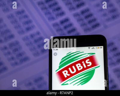 Kiew, Ukraine. 7 Dez, 2018. Rubis Gruppe Logo auf dem Smartphone angezeigt. Quelle: Igor Golovniov/SOPA Images/ZUMA Draht/Alamy leben Nachrichten Stockfoto