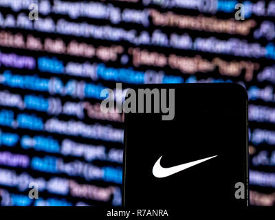 Kiew, Ukraine. 7 Dez, 2018. Nike Logo auf dem Smartphone angezeigt. Quelle: Igor Golovniov/SOPA Images/ZUMA Draht/Alamy leben Nachrichten Stockfoto