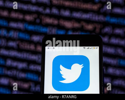 Kiew, Ukraine. 7 Dez, 2018. Twitter Logo auf dem Smartphone angezeigt. Quelle: Igor Golovniov/SOPA Images/ZUMA Draht/Alamy leben Nachrichten Stockfoto