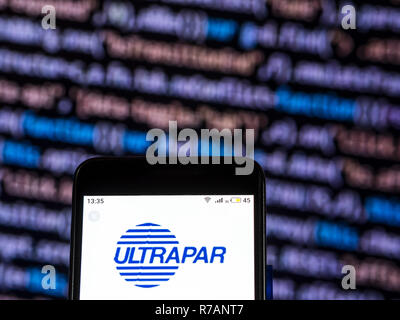 Kiew, Ukraine. 7 Dez, 2018. Ultrapar Firmenlogo auf dem Smartphone angezeigt. Quelle: Igor Golovniov/SOPA Images/ZUMA Draht/Alamy leben Nachrichten Stockfoto