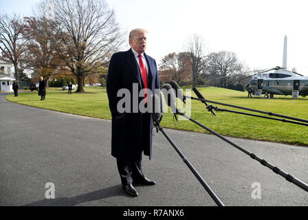 Dem Königinnentag, USA. 8. Dez 2018. Präsidenten der Vereinigten Staaten Donald J. Trumpf beantwortet Fragen aus der Presse, während das Weiße Haus Dezember 8, 2018 in Washington, DC. Trump angekündigt, Stabschef im Weißen Haus John Kelly bis zum Ende des Jahres niederlegen wird vor der Abreise für die 119 Army-Navy Fußballspiel in Philadelphia, Pennsylvania, Credit: Olivier Douliery/CNP/ZUMA Draht/Alamy leben Nachrichten Stockfoto