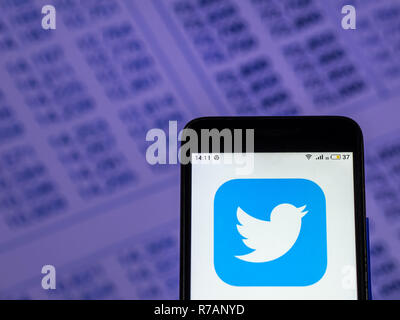 Kiew, Ukraine. 7 Dez, 2018. Twitter Logo auf dem Smartphone angezeigt. Quelle: Igor Golovniov/SOPA Images/ZUMA Draht/Alamy leben Nachrichten Stockfoto
