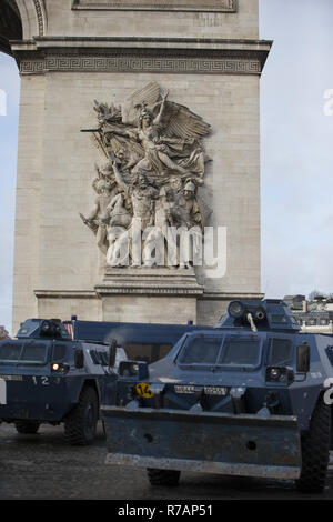 Paris, Frankreich. 8 Dez, 2018. Gepanzerte Fahrzeuge kommen am Triumphbogen bei einem Protest gelbe Weste' in Paris. Ohne politische Zugehörigkeit, Bewegung Kundgebungen der''˜ gelbe Weste' in verschiedenen Städten in Frankreich in diesem Samstag gegen Steuern und steigende Kraftstoffpreise. Credit: Sathiri Kelapa/SOPA Images/ZUMA Draht/Alamy leben Nachrichten Stockfoto