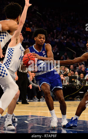 Überstunden. 08 Dez, 2018. Seton Hall Piraten guard Anthony Nelson (2) Teilt die Verteidigung während der Citi Hoops Classic zwischen der Seton Hall Piraten und Kentucky Wildkatzen im Madison Square Garden, New York, New York. Die Seton Hall Piraten besiegen die Kentucky Wildkatzen 84-83 in den überstunden. Obligatorische Credit: Kostas Lymperopoulos/CSM/Alamy leben Nachrichten Stockfoto