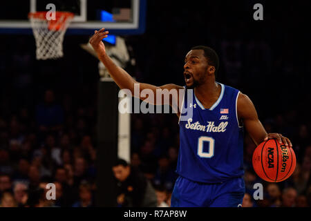Überstunden. 08 Dez, 2018. Seton Hall Piraten guard Quincy McKnight (0) Gesten während der Citi Hoops Classic zwischen der Seton Hall Piraten und Kentucky Wildkatzen im Madison Square Garden, New York, New York. Die Seton Hall Piraten besiegen die Kentucky Wildkatzen 84-83 in den überstunden. Obligatorische Credit: Kostas Lymperopoulos/CSM/Alamy leben Nachrichten Stockfoto