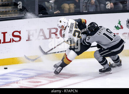 Los Angeles, Kalifornien, USA. 8 Dez, 2018. Vegas Golden Knights defenseman Shea Theodore (27) und die Los Angeles Kings freuen Alex Iafallo (19) vie für den Puck während einer 2018-2019 NHL Hockey Spiel in Los Angeles, am 8. Dezember 2018. Los Angeles Kings gewann 5-1. Credit: Ringo Chiu/ZUMA Draht/Alamy leben Nachrichten Stockfoto