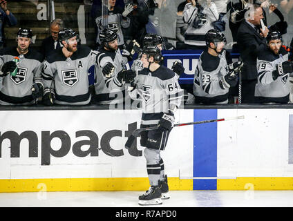 Los Angeles, Kalifornien, USA. 8 Dez, 2018. Los Angeles Kings vorwärts Matt Vorliek (64) Sein Ziel feiert mit Mannschaftskameraden gegen Vegas goldene Ritter während einer 2018-2019 NHL Hockey Spiel in Los Angeles, am 8. Dezember 2018. Los Angeles Kings gewann 5-1. Credit: Ringo Chiu/ZUMA Draht/Alamy leben Nachrichten Stockfoto