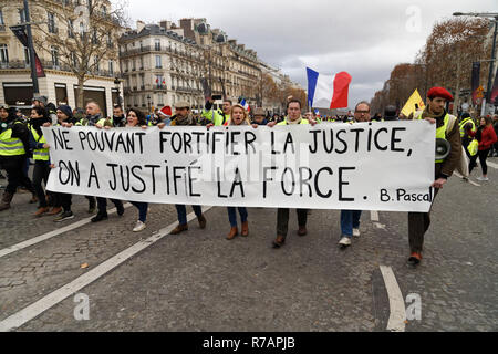 Paris, Frankreich. 8 Dez, 2018. Die gelben Westen investieren, die Champs-Élysées und Zusammentreffen mit der bereitschaftspolizei am 8. Dezember 2018 in Paris, Frankreich. Quelle: Bernard Menigault/Alamy leben Nachrichten Stockfoto