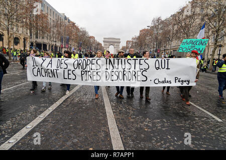 Paris, Frankreich. 8 Dez, 2018. Die gelben Westen investieren, die Champs-Élysées und Zusammentreffen mit der bereitschaftspolizei am 8. Dezember 2018 in Paris, Frankreich. Quelle: Bernard Menigault/Alamy leben Nachrichten Stockfoto