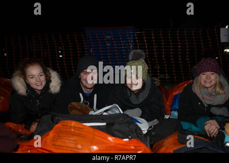 Aberdeen, Großbritannien. 8. Dez 2018. Schlafen im Park. Teilnehmer Bett für die Nacht. Credit Paul Glendell Credit: Paul Glendell/Alamy leben Nachrichten Stockfoto