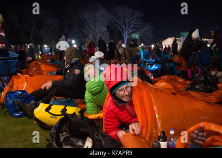 Aberdeen, Großbritannien. 8. Dez 2018. Schlafen im Park. Teilnehmer Bett für die Nacht. Credit Paul Glendell Credit: Paul Glendell/Alamy leben Nachrichten Stockfoto