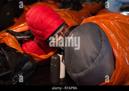 Aberdeen, Großbritannien. 8. Dez 2018. Schlafen im Park. Teilnehmer Bett für die Nacht in diesem Fall mit einem Kuss. Credit Paul Glendell Credit: Paul Glendell/Alamy leben Nachrichten Stockfoto