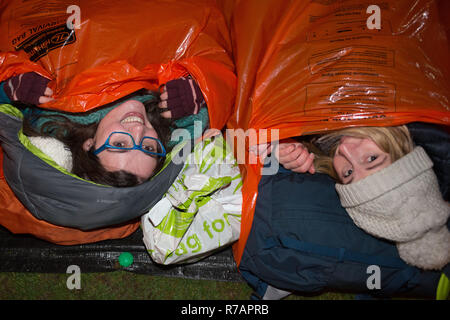 Aberdeen, Großbritannien. 8. Dez 2018. Schlafen im Park. Teilnehmer Bett für die Nacht. Credit Paul Glendell Credit: Paul Glendell/Alamy leben Nachrichten Stockfoto