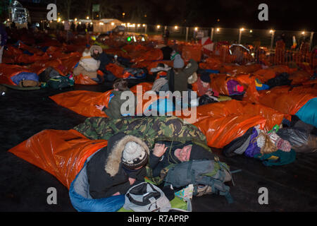 Aberdeen, Großbritannien. 8. Dez 2018. Schlafen im Park. Teilnehmer Bett für die Nacht. Credit Paul Glendell Credit: Paul Glendell/Alamy leben Nachrichten Stockfoto