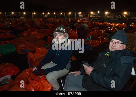 Aberdeen, Großbritannien. 8. Dez 2018. Schlafen im Park. Teilnehmer Bett für die Nacht. Credit Paul Glendell Credit: Paul Glendell/Alamy leben Nachrichten Stockfoto