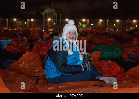 Aberdeen, Großbritannien. 8. Dez 2018. Schlafen im Park. Teilnehmer Bett für die Nacht. Credit Paul Glendell Credit: Paul Glendell/Alamy leben Nachrichten Stockfoto