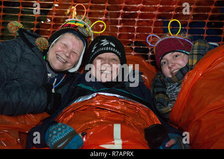 Aberdeen, Großbritannien. 8. Dez 2018. Schlafen im Park. Teilnehmer Bett für die Nacht. Credit Paul Glendell Credit: Paul Glendell/Alamy leben Nachrichten Stockfoto