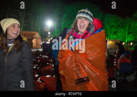 Aberdeen, Großbritannien. 8. Dez 2018. Schlafen im Park. Teilnehmer Bett für die Nacht. Credit Paul Glendell Credit: Paul Glendell/Alamy leben Nachrichten Stockfoto