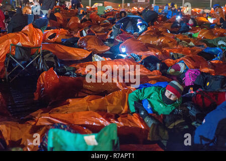 Aberdeen, Großbritannien. 8. Dez 2018. Schlafen im Park. Teilnehmer Bett für die Nacht. Credit Paul Glendell Credit: Paul Glendell/Alamy leben Nachrichten Stockfoto