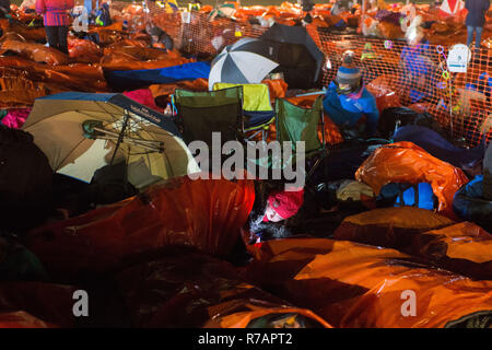 Aberdeen, Großbritannien. 8. Dez 2018. Schlafen im Park. Teilnehmer Bett für die Nacht. Credit Paul Glendell Credit: Paul Glendell/Alamy leben Nachrichten Stockfoto