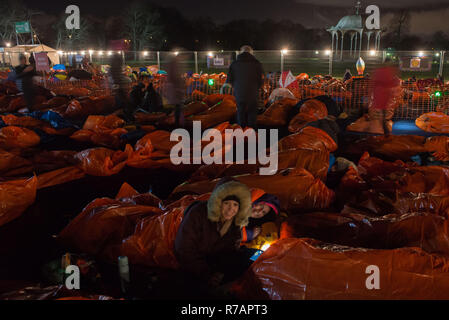 Aberdeen, Großbritannien. 8. Dez 2018. Schlafen im Park. Teilnehmer Bett für die Nacht. Credit Paul Glendell Credit: Paul Glendell/Alamy leben Nachrichten Stockfoto