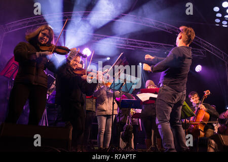 Aberdeen, Großbritannien. 8. Dez 2018. Schlafen in den Park. Nevis Ensemble durchführen, um die Menge. Credit Paul Glendell Credit: Paul Glendell/Alamy leben Nachrichten Stockfoto