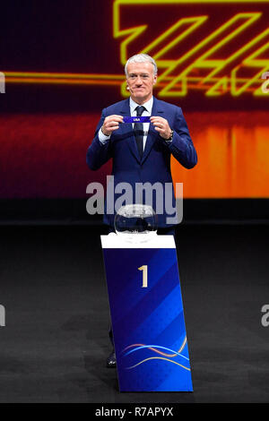 Boulogne, Frankreich 8 Dez, 2018. Französische Fußballmannschaft Trainer Didier Deschamps zeigt den Radschlupf für 'USA' während der FIFA Frauen-WM Frankreich 2019 zeichnen im La Seine Musicale in Boulogne-Billancourt in Frankreich am 8. Dezember, 2018. Credit: Chen Yichen/Xinhua/Alamy leben Nachrichten Stockfoto