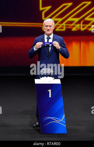 Boulogne, Frankreich 8 Dez, 2018. Französische Fußballmannschaft Trainer Didier Deschamps zeigt den Radschlupf für "Frankreich" während der FIFA Frauen-WM Frankreich 2019 zeichnen im La Seine Musicale in Boulogne-Billancourt in Frankreich am 8. Dezember, 2018. Credit: Chen Yichen/Xinhua/Alamy leben Nachrichten Stockfoto