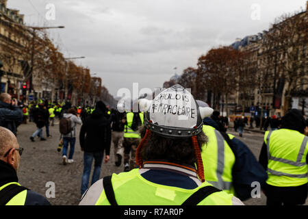 Paris, Frankreich. 8 Dez, 2018. Die gelben Westen investieren, die Champs-Élysées und Zusammentreffen mit der bereitschaftspolizei am 8. Dezember 2018 in Paris, Frankreich. Quelle: Bernard Menigault/Alamy leben Nachrichten Stockfoto