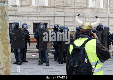 Paris, Frankreich. 8 Dez, 2018. Die gelben Westen investieren, die Champs-Élysées und Zusammentreffen mit der bereitschaftspolizei am 8. Dezember 2018 in Paris, Frankreich. Quelle: Bernard Menigault/Alamy leben Nachrichten Stockfoto