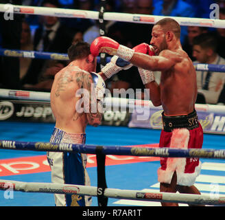 Sheffield, Großbritannien. 8. Dez 2018. Kell Brook (rote Shorts) v Michael Zerafa (weiß/blauen Shorts) während der abschließenden Eliminator Wettbewerb für die Wba World Super - welterweight Title. Credit: Touchlinepics/Alamy leben Nachrichten Stockfoto