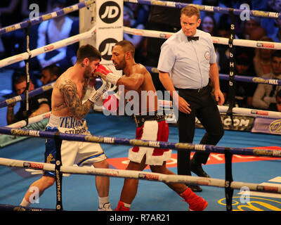 Sheffield, Großbritannien. 8. Dez 2018. Kell Brook (rote Shorts) v Michael Zerafa (weiß/blauen Shorts) während der abschließenden Eliminator Wettbewerb für die Wba World Super - welterweight Title. Credit: Touchlinepics/Alamy leben Nachrichten Stockfoto