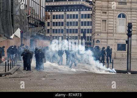 Paris, Frankreich. 8 Dez, 2018. Die gelben Westen investieren, die Champs-Élysées und Zusammentreffen mit der bereitschaftspolizei am 8. Dezember 2018 in Paris, Frankreich. Quelle: Bernard Menigault/Alamy leben Nachrichten Stockfoto
