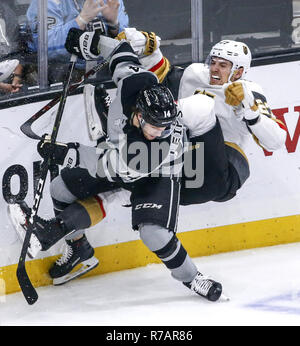 Los Angeles, Kalifornien, USA. 8 Dez, 2018. Los Angeles Kings vorwärts BRENDAN LEIPZIG (14) kollidiert mit Vegas Golden Knights defenseman SHEA THEODORE (27) Während eines 2018-2019 NHL Hockey Spiel bei Staples Center. Könige gewann 5-1. Credit: Ringo Chiu/ZUMA Draht/Alamy leben Nachrichten Stockfoto