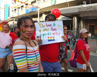 Quezon, Philippinen. 8. Dez 2018. Mitglieder der homosexuellen Gemeinschaft halten Ihre Plakette mit Ihre aussagekräftige Botschaft während der Pride. Die Quezon City Regierung und der QC-Stolz Rat Host wieder die LGBT Pride. Es ist Ziel ist die Kampagne für HIV und AIDS-Prävention und der Menschenrechte. Credit: SOPA Images Limited/Alamy leben Nachrichten Stockfoto