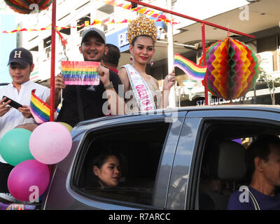 Quezon, Philippinen. 8. Dez 2018. Der regierende Königin von Quezon City, der Stolz März über MOTORCADE. Die Quezon City Regierung und der QC-Stolz Rat Host wieder die LGBT Pride. Es ist Ziel ist die Kampagne für HIV und AIDS-Prävention und der Menschenrechte. Credit: SOPA Images Limited/Alamy leben Nachrichten Stockfoto