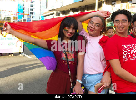 Quezon, Philippinen. 8. Dez 2018. Mitglieder der LGBT-Gemeinschaft gesehen posieren für ein Foto mit ihren Regenbogen Flagge während der Pride. Die Quezon City Regierung und der QC-Stolz Rat Host wieder die LGBT Pride. Es ist Ziel ist die Kampagne für HIV und AIDS-Prävention und der Menschenrechte. Credit: SOPA Images Limited/Alamy leben Nachrichten Stockfoto