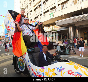 Quezon, Philippinen. 8. Dez 2018. Gay Mitglieder aus marikina City, die Hauptstadt der Philippinen zeigten ihren Schuh - motor Fahrzeug während der Pride. Die Quezon City Regierung und der QC-Stolz Rat Host wieder die LGBT Pride. Es ist Ziel ist die Kampagne für HIV und AIDS-Prävention und der Menschenrechte. Credit: SOPA Images Limited/Alamy leben Nachrichten Stockfoto