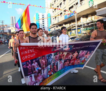 Quezon, Philippinen. 8. Dez 2018. Mitglieder der Philippinen feinsten Gruppe (Heimat der Götter), halten ihre Fahne während des Pride gesehen. Die Quezon City Regierung und der QC-Stolz Rat Host wieder die LGBT Pride. Es ist Ziel ist die Kampagne für HIV und AIDS-Prävention und der Menschenrechte. Credit: SOPA Images Limited/Alamy leben Nachrichten Stockfoto