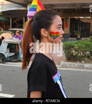 Quezon, Philippinen. 8. Dez 2018. Eine junge Dame mit einem Regenbogen Farbe der LGBT-Flagge gesehen auf ihrem Gesicht während der Pride gemalt. Die Quezon City Regierung und der QC-Stolz Rat Host wieder die LGBT Pride. Es ist Ziel ist die Kampagne für HIV und AIDS-Prävention und der Menschenrechte. Credit: SOPA Images Limited/Alamy leben Nachrichten Stockfoto