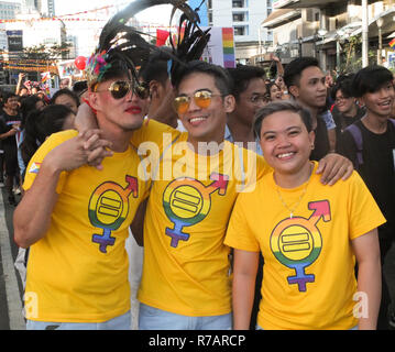 Quezon, Philippinen. 8. Dez 2018. Mitglieder der LGBT-Gruppen in gelben T-Shirts gesehen für ein Bild während der Pride posieren. Die Quezon City Regierung und der QC-Stolz Rat Host wieder die LGBT Pride. Es ist Ziel ist die Kampagne für HIV und AIDS-Prävention und der Menschenrechte. Credit: SOPA Images Limited/Alamy leben Nachrichten Stockfoto