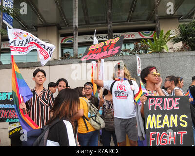 Quezon, Philippinen. 8. Dez 2018. Mehrere LGBT-Gruppen Plakate gesehen, die für ihre Rechte kämpfen. Die Quezon City Regierung und der QC-Stolz Rat Host wieder die LGBT Pride. Es ist Ziel ist die Kampagne für HIV und AIDS-Prävention und der Menschenrechte. Credit: SOPA Images Limited/Alamy leben Nachrichten Stockfoto