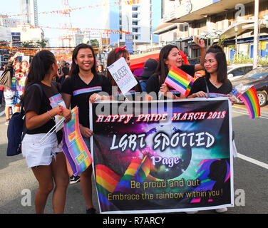 Quezon, Philippinen. 8. Dez 2018. Weibliche Studierende mit einem Plakat der Stolz März verbunden. Die Quezon City Regierung und der QC-Stolz Rat Host wieder die LGBT Pride. Es ist Ziel ist die Kampagne für HIV und AIDS-Prävention und der Menschenrechte. Credit: SOPA Images Limited/Alamy leben Nachrichten Stockfoto