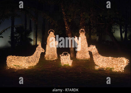 Malaga, Spanien. 8. Dez 2018. Zahlen Dekorationen, die die Krippe sind während der Weihnachtszeit gesehen. Credit: SOPA Images Limited/Alamy leben Nachrichten Stockfoto