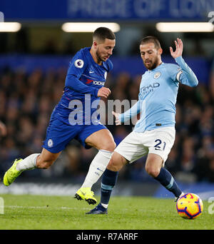 London, Großbritannien. 8 Dez, 2018. Chelsea's Eden Hazard (L) Mias mit Manchester City John Steine während der Englischen Premier League Spiel zwischen Chelsea und Manchester City an der Stamford Bridge in London, Großbritannien, 8. Dezember 2018. Chelsea gewann 2-0. Quelle: Matthew Impey/Xinhua/Alamy leben Nachrichten Stockfoto