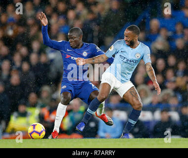 London, Großbritannien. 8 Dez, 2018. Chelsea's Eden Hazard (R) Mias mit Manchester City John Steine während der Englischen Premier League Spiel zwischen Chelsea und Manchester City an der Stamford Bridge in London, Großbritannien, 8. Dezember 2018. Chelsea gewann 2-0. Quelle: Matthew Impey/Xinhua/Alamy leben Nachrichten Stockfoto