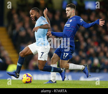 London, Großbritannien. 8 Dez, 2018. Von Manchester City Raheem Sterling (L) wird von Chelsea's Mateo Kovacic während der Englischen Premier League Spiel zwischen Chelsea und Manchester City an der Stamford Bridge in London, Großbritannien am Dez. 8, 2018 herausgefordert. Chelsea gewann 2-0. Quelle: Matthew Impey/Xinhua/Alamy leben Nachrichten Stockfoto